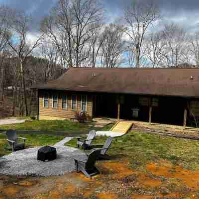 Kuntree Retreat by Beyond Expectations W Hot Tub Hotel Exterior