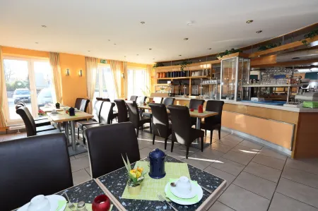 Hotel am Holzhafen Отели в г. Холлерн-Твиленфлет