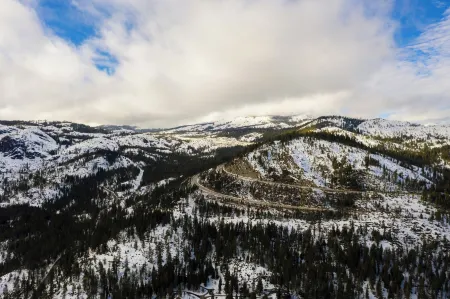 Flurry by AvantStay Tahoe Donner Home w Access to Northstar Resort Community Отели в г. Tahoma