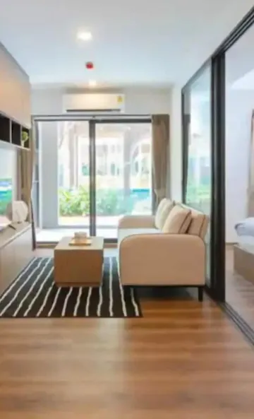 ห้องดีลักซ์ เตียงใหญ่ พร้อมวิวสระว่ายน้ำ