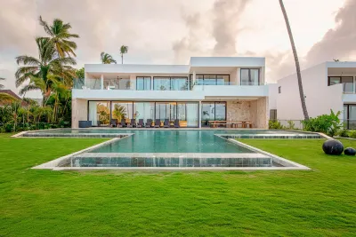 Luxury 10br Beachfront Stunner With Private Pool Hotels in 