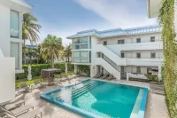 Beach Haus Key Biscayne Contemporary Apartments - Pools
