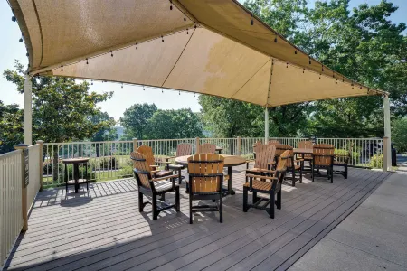Poolside Oasis at the Pointe 2Br Condo Minutes from Table Rock Lake