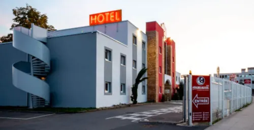 อดัมส์ โฮเทล