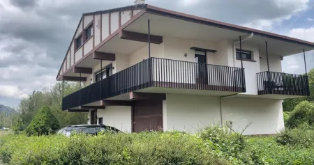 3-Bed Artist Chalet Near San Sebastian Sleeps 6 Отели в г. Лейса