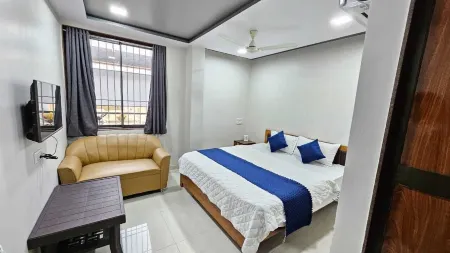 Hotel Hare Krishna Отели рядом с достопримечательностью «Ghogha Beach»