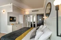 Royal Plaza Hotel فنادق في Kinnerot
