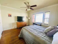Beautiful Tudor home tucked away on quiet street, walking distance to Tower area Hôtels à proximité de : Deran Koligian Stadium