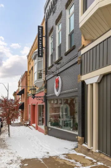 Historic Downtown Suite with Modern Amenities - Charming Unique Oasis