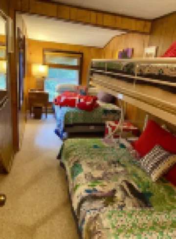 By the Lake💥3.5 M to Ski Resort💥Huge Deck💥Privacy💥NEW Hot Tub💥Fast Wi-Fi💥Piano