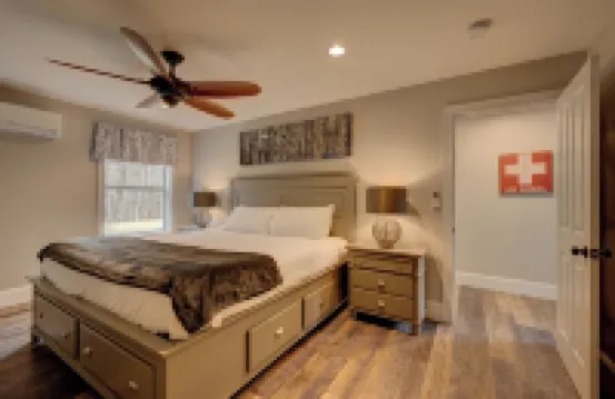 Luxury 4BR Townhouse with Hot Tub, Fireplace, Deck & Game Room in Conway, NH