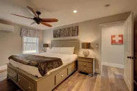 Luxury 4BR Townhouse with Hot Tub, Fireplace, Deck & Game Room in Conway, NH