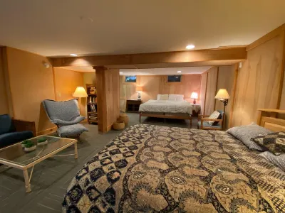 Spacious, pet-free mountain retreat perfect for hosting groups on 15 acres Hotels near Ziemke Glassblowing Studio