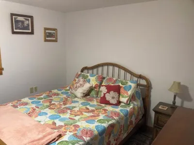 Lovely apartment with WiFi in charming Lyndonville. Hotels near Kingdom Campground