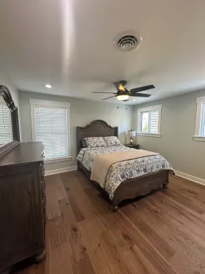 Holliday Inn, The Pines - Spacious and Luxurious 4 Bedroom Lake Home Sleeps 12