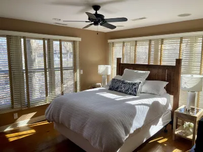 Elegant 5Br All Ensuite. Assoc Pool, Private Hot Tub. Walk to Beach!