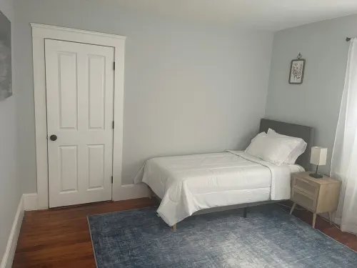 Charming 2-bedroom apartment in nice Sharon with WiFi, AC near Gillette Stadium