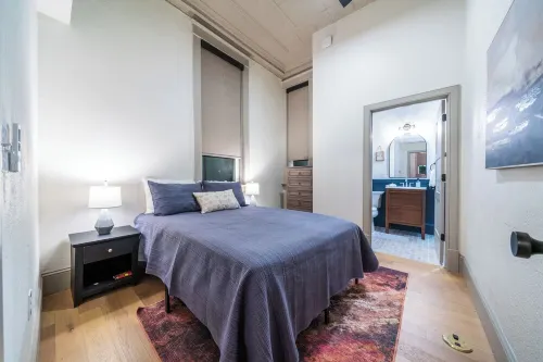 The Peacock Suite - Luxury 1 Bedroom Apartment in Downtown Sedalia