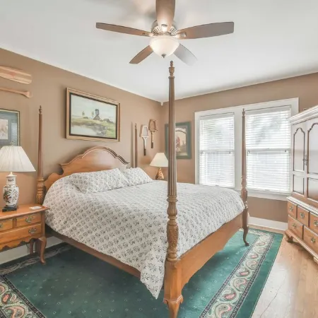 BEE in BRENHAM Holiday Cottage - Premium location walking distance to downtown