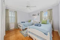 Sunset Beach 3Br Cottage with Spacious Deck & Screened Porches