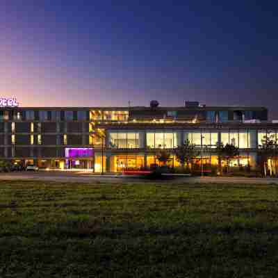 Yotel Geneva Lake Hotel Exterior