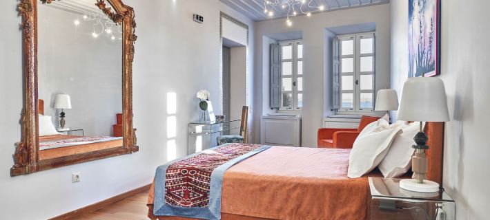Villa Selena - 1830s Art-House Suites in Vaporia, 50m from Asteria Beach Hotels in Ermoupoli
