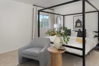 NEW King Bed Citrus Serene on Flower Mound Hotels in Flower Mound