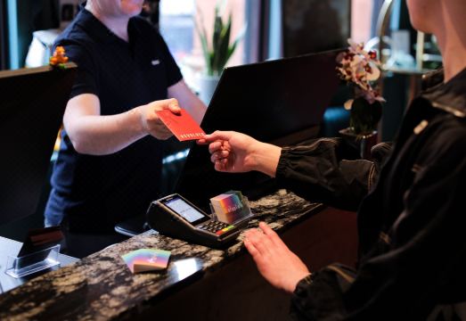 리볼버 - 호스텔