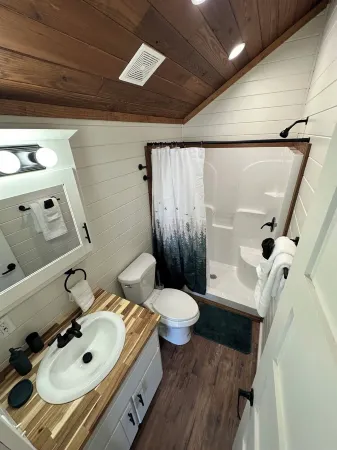 Cozy 102 Cabin 1 bdrm on Smith Lake Located beside Smith Lake Park Boat Ramp