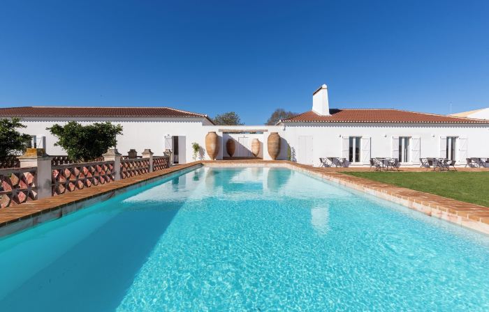 Cenoura-Brava Villas & Suites.