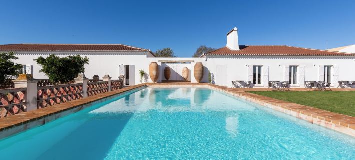 Cenoura-Brava Villas & Suites. Hotels in Évora
