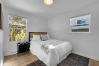 Spacious & Updated 4-bedroom home w/BBQ, fire pit & AC in the Heart of Missoula!