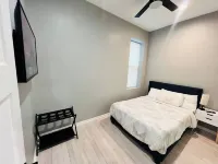 MODERN HOME: 4BD & 3 FULL BATHS, WFH Setup, Public Transit, 15 Mins to Downtown! Hotels near Midway International Airport