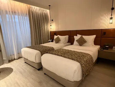 Hotel Landmark Fort Отели рядом с достопримечательностью «MCGM Garden Oshiwara»