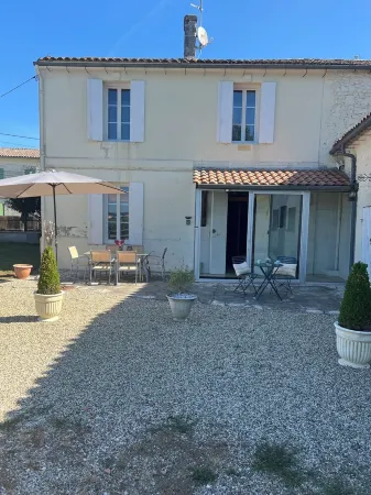 Le Clos gîte, a pleasant place to live just 3 minutes from the heart of Saint-Émilion. Отели в г. Сен-Сюлпис-де-Фалеран