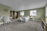 Tasteful loft, work-friendly Hotels in Tonawanda