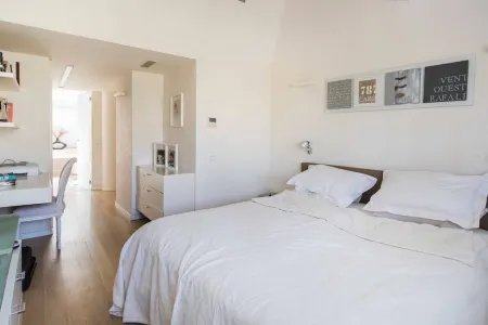 Luxury Ocean Villa with Heated Pool Отели в г. Герцлия