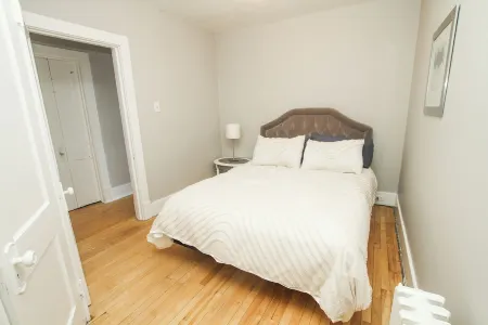 Apartment in the downtown area.  Close to shopping and restaurants.