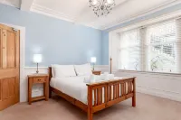 Beautifully kept period property 5-10mins from town centre, restaurants, beaches Hotels in 