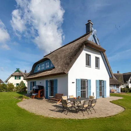 Charm & flair under thatch directly by the sea | Family-friendly