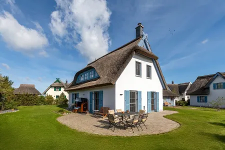 Charm & flair under thatch directly by the sea | Family-friendly