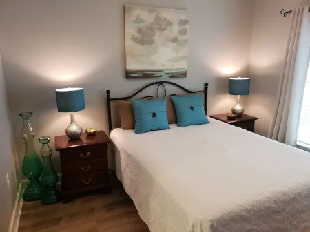 Lovely 3 Bedroom Condo on Lake Martin 2 Pools & Boat Dock