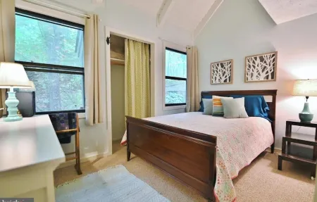 Spectacular Treehouse - Lake, Firepit + Free Wine