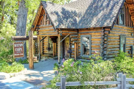LEGENDARY OLYMPIC VALLEY HOME: PERFECT FOR FAMILY REUNIONS AND GETAWAYS Отели рядом с достопримечательностью «Squaw Valley Ski Area»