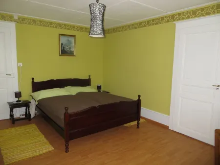 2nd floor apartment 130 m2 shared entrance Отели в г. Ле Шени