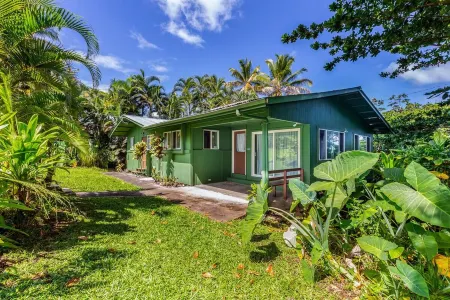 A BEAUTIFUL Beach House FULL OF ALOHA in Hilo