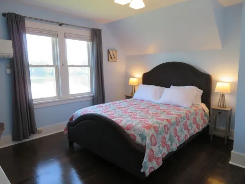 Waterfront Cottage within walking distance to the Beach. A dog-friendly property