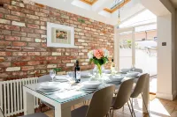 Stroll To The City Centre In From Chic Refurbished Townhouse