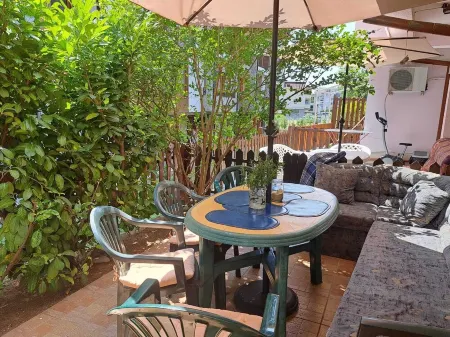 Retro house just 5 minutes from the beach and 5 minutes from the center Отели в г. Несебыр