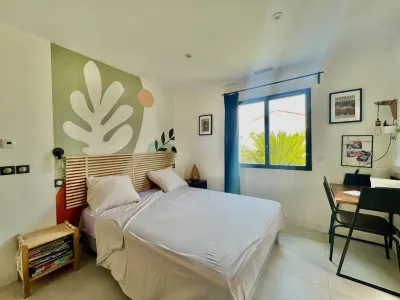 Contemporary villa with pool, 10 minutes from the beach!